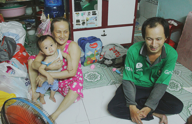 Gặp người cha địu bé trai 9 tháng tuổi chạy xe ôm ở Sài Gòn: Mình có lỗi với con, thấy con đi nắng mà xót lắm - Ảnh 4.