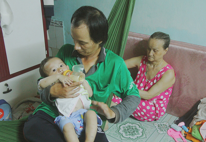 Gặp người cha địu bé trai 9 tháng tuổi chạy xe ôm ở Sài Gòn: Mình có lỗi với con, thấy con đi nắng mà xót lắm - Ảnh 6.