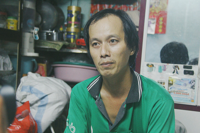 Gặp người cha địu bé trai 9 tháng tuổi chạy xe ôm ở Sài Gòn: Mình có lỗi với con, thấy con đi nắng mà xót lắm - Ảnh 7.