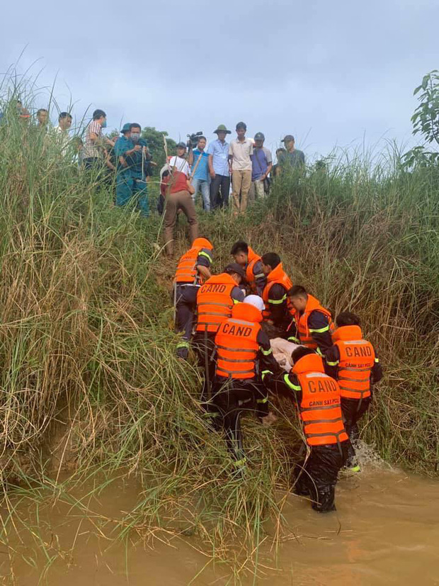 Trắng đêm tìm kiếm thi thể nữ sinh 17 tuổi nghi nhảy cầu do mâu thuẫn với gia đình - Ảnh 2.