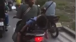 Rùng mình cảnh học trò ngủ gà ngủ gật trên yên xe mẹ, lỡ giật mình một cái là tai nạn như chơi!