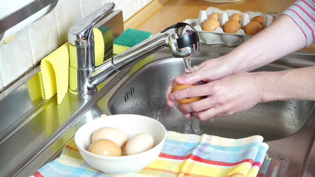 Trứng rất bổ nhưng chúng lại dễ bị hỏng chỉ vì một thói quen mà nhiều người thường làm trước khi cất vào tủ lạnh - Ảnh 1.
