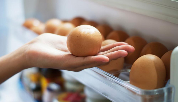 Trứng rất bổ nhưng chúng lại dễ bị hỏng chỉ vì một thói quen mà nhiều người thường làm trước khi cất vào tủ lạnh - Ảnh 2.