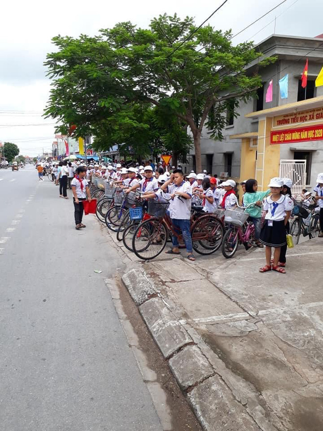 Phụ huynh Nam Định khiến dân tình xuýt xoa khi đỗ xe ngay ngắn kéo dài cả cây số chờ con, bất ngờ hơn là thái độ của học sinh - Ảnh 3.