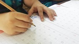 Con vào lớp 1: Không khí gia đình căng thẳng như nồi áp suất, con khóc mếu đòi về mẫu giáo, mẹ Thạc sĩ không dạy nổi đánh vần