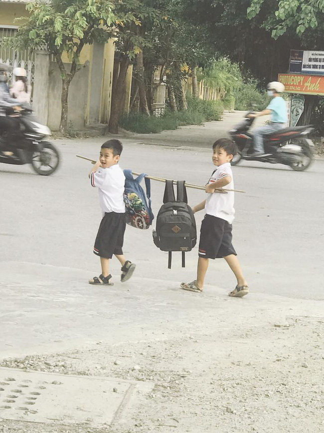 Hình ảnh hot nhất hôm nay: 2 cậu học trò nhỏ khiêng một thứ đặc biệt trên vai, dung dăng dung dẻ cười từ trường về nhà - Ảnh 1. Hình ảnh hot nhất hôm nay: 2 cậu học trò nhỏ khiêng một thứ đặc biệt trên vai, dung dăng dung dẻ cười từ trường về nhà - Ảnh 1.