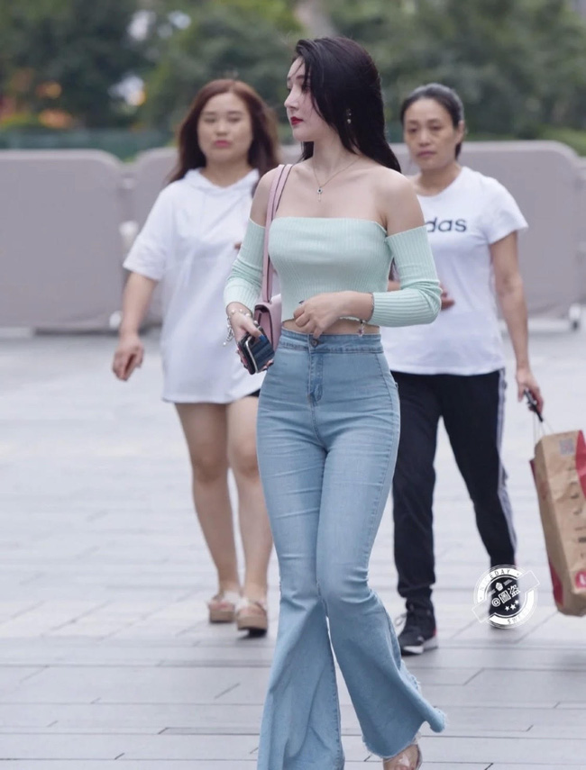 Street style Châu Á tuần này: Hội diện váy ôm sát chiếm thế áp đảo, toàn các chị em khoe body cực phẩm  - Ảnh 4.