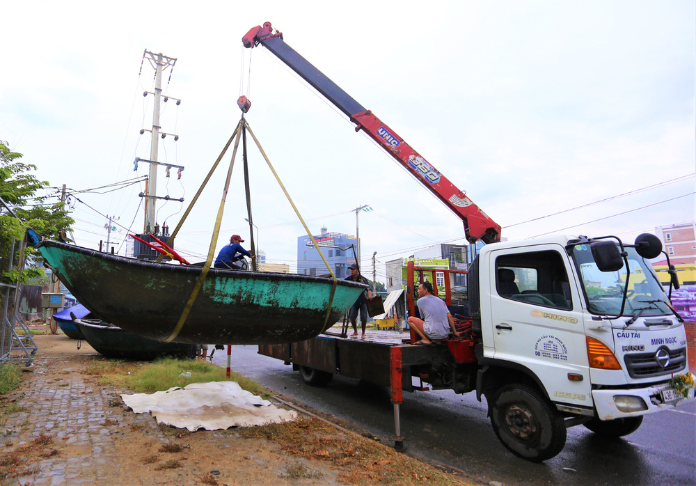 Ảnh: Sau Covid-19, người dân Đà Nẵng lại hối hả chống bão số 5 - Ảnh 15.