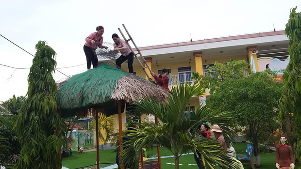 Quảng Bình: Bão đến nhà cô giáo mầm non leo mái nhà chống bão - Ảnh 2.