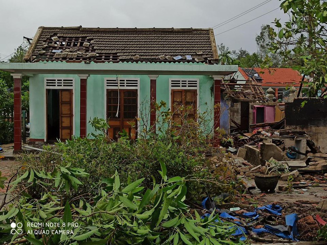 Các địa phương sau bão số 5: Nhiều nhà dân đổ sập hoàn toàn, hàng loạt xế hộp hư hỏng nặng - Ảnh 1.