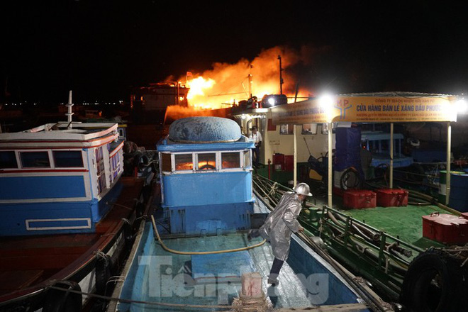 Hỏa hoạn bao trùm 3 tàu, xuồng ở Cam Ranh, thiệt hại ban đầu 14 tỷ đồng - Ảnh 1.