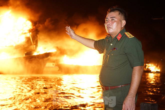 Hỏa hoạn bao trùm 3 tàu, xuồng ở Cam Ranh, thiệt hại ban đầu 14 tỷ đồng - Ảnh 4.