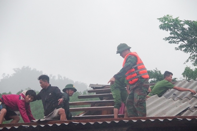 9 người bị thương, nhiều bản bị chia cắt tạm thời ở Quảng Bình - Ảnh 2.