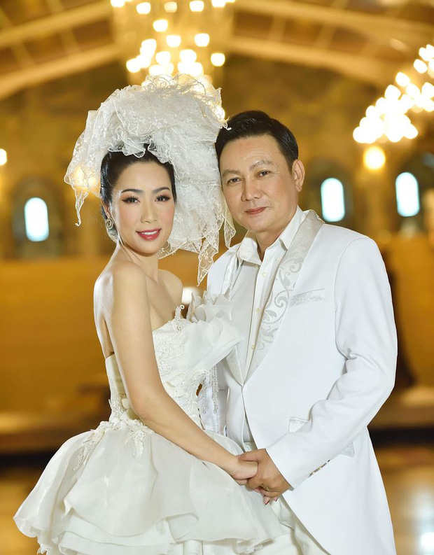 Xuất hiện trong loạt ảnh kỷ niệm 20 năm ngày cưới của bố mẹ, nhan sắc 2 ái nữ nhà NS Trịnh Kim Chi thành tâm điểm - Ảnh 2.