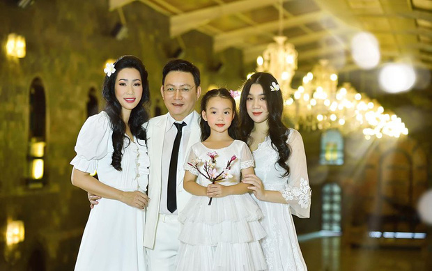 Xuất hiện trong loạt ảnh kỷ niệm 20 năm ngày cưới của bố mẹ, nhan sắc 2 ái nữ nhà NS Trịnh Kim Chi thành tâm điểm - Ảnh 4.
