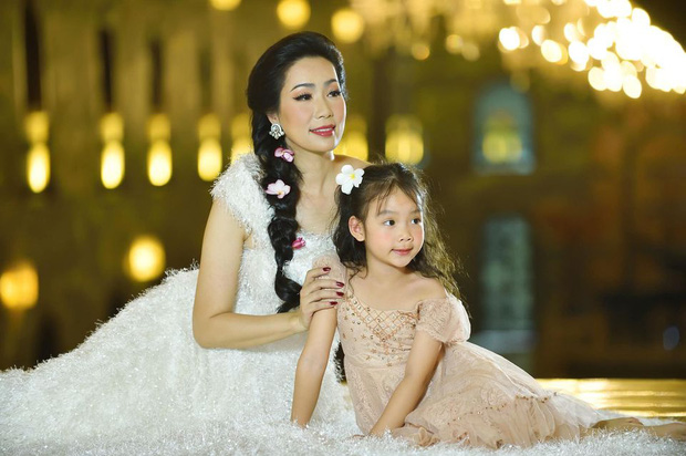 Xuất hiện trong loạt ảnh kỷ niệm 20 năm ngày cưới của bố mẹ, nhan sắc 2 ái nữ nhà NS Trịnh Kim Chi thành tâm điểm - Ảnh 7.