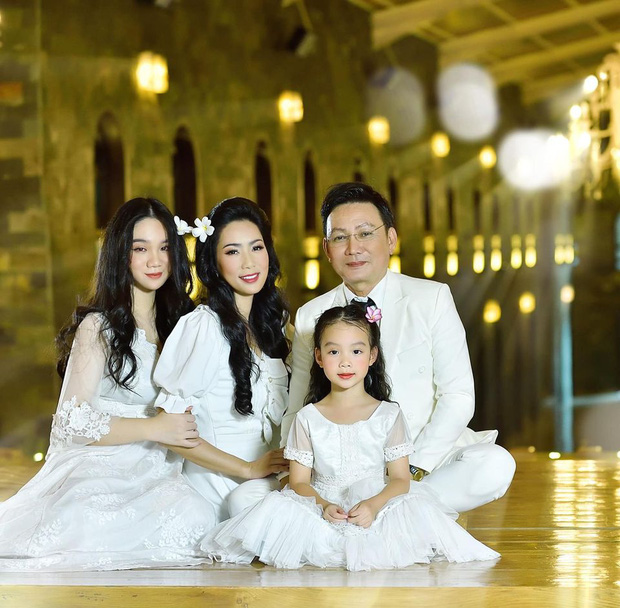 Xuất hiện trong loạt ảnh kỷ niệm 20 năm ngày cưới của bố mẹ, nhan sắc 2 ái nữ nhà NS Trịnh Kim Chi thành tâm điểm - Ảnh 10.