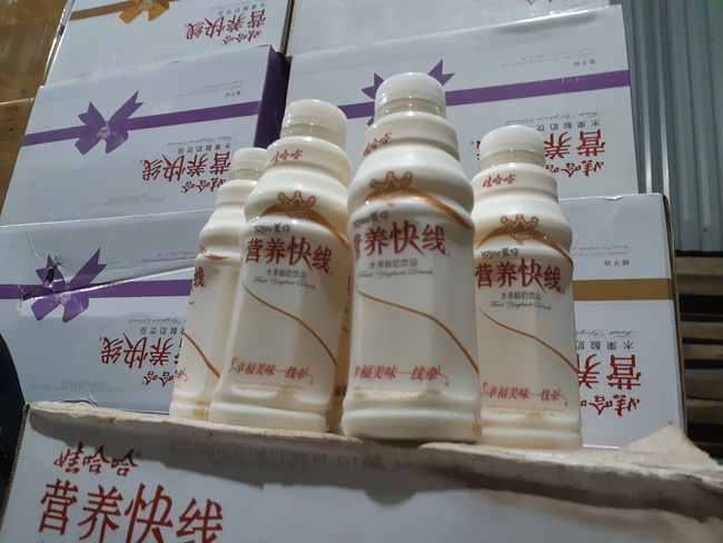 Hà Nội: Phát hiện hơn chục nghìn chai sữa chua không rõ nguồn gốc - Ảnh 3.