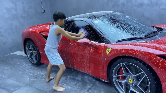 Subeo mới 10 tuổi đã biết rửa xe hơi, hóa ra con của đại gia không 