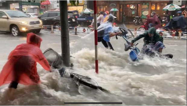Thót tim cảnh học trò bất chấp đạp xe về nhà giữa lúc mưa bão, bị nước cuốn trôi; cặp sách, xe đạp văng xa cả mét - Ảnh 2.