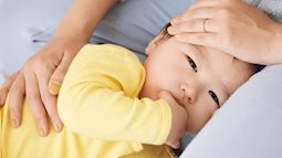 Bác sĩ Nhi giải đáp 6 câu hỏi thường gặp của bố mẹ xung quanh việc hạ sốt cho trẻ