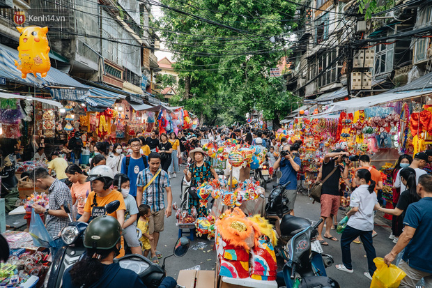 Ảnh: Hàng Mã đông nghẹt người dịp cuối tuần chơi Trung thu sớm, tiểu thương yêu cầu không chụp ảnh  - Ảnh 2.