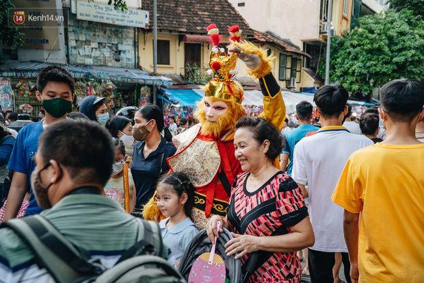 Ảnh: Hàng Mã đông nghẹt người dịp cuối tuần chơi Trung thu sớm, tiểu thương yêu cầu không chụp ảnh  - Ảnh 11.