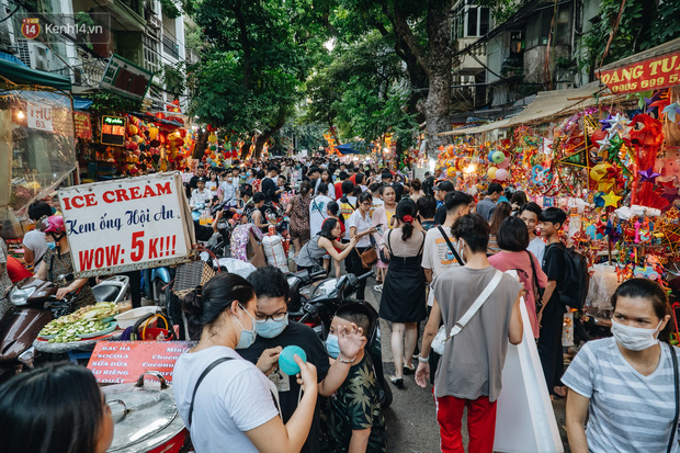 Ảnh: Hàng Mã đông nghẹt người dịp cuối tuần chơi Trung thu sớm, tiểu thương yêu cầu không chụp ảnh  - Ảnh 3.