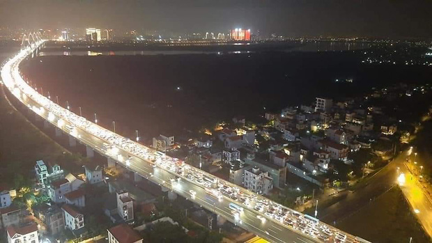 Hà Nội: 12 xe ô tô đâm liên hoàn trên cầu Nhật Tân trong đêm - Ảnh 1.