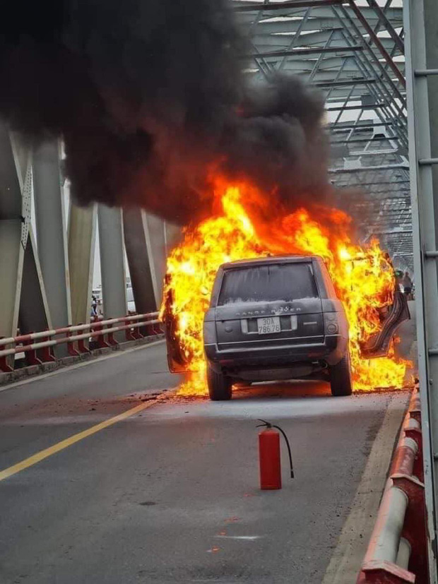 Hà Nội: Xế sang Range Rover bốc cháy ngùn ngụt trên cầu Chương Dương - Ảnh 3.