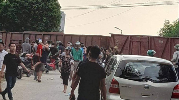 Hà Nội: Tàu hỏa va chạm với xe đưa đón học sinh, 2 người nhập viện cấp cứu - Ảnh 1.