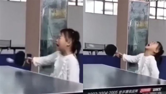 Vừa chống nạnh vừa gào khóc, cô bé 3 tuổi khiến dư luận chao đảo vì sự đáng yêu và kỹ năng đánh bóng bàn 