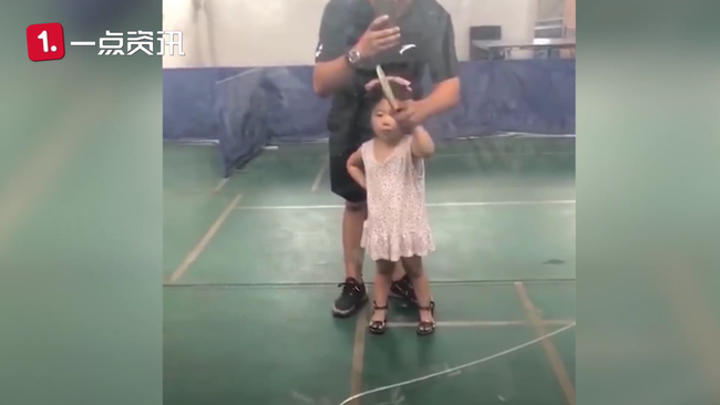 Vừa chống nạnh vừa gào khóc, cô bé 3 tuổi khiến dư luận chao đảo vì sự đáng yêu và kỹ năng đánh bóng bàn 