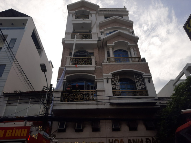 Cháy công ty may mặc Hoa Anh Đào ở Sài Gòn, 5 người cột dây vải leo xuống đất, 2 người khác được cảnh sát cứu - Ảnh 2.