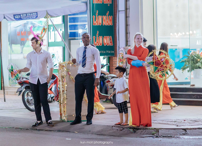 Hình ảnh đẹp nhất đêm Trung thu hôm qua: 3 người nước ngoài ăn mặc chỉnh tề, khuôn mặt hào hứng cầm đèn ông sao đi chơi khiến dân mạng cực thích thú - Ảnh 1.