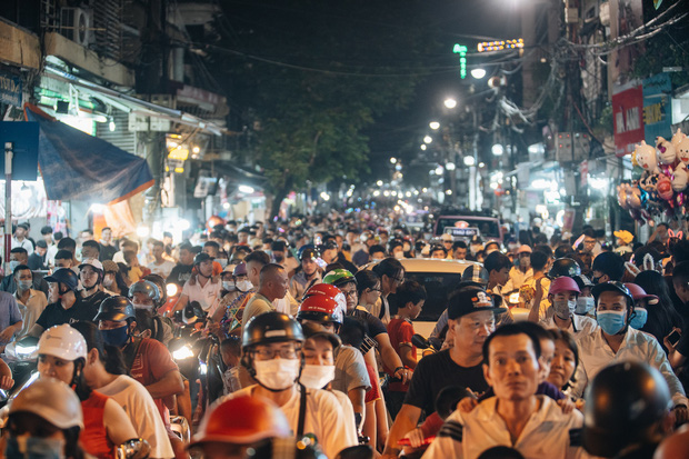 Người dân 3 miền chen chúc nhau toát mồ hôi trong đêm Trung thu - Ảnh 4.