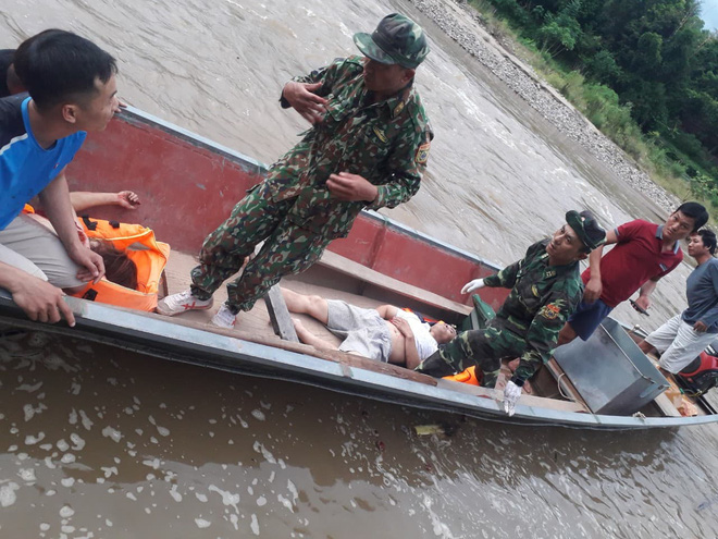 Ô tô chở thầy hiệu trưởng, hiệu phó và cô giáo tiểu học rơi xuống vực sâu, 2 người tử nạn - Ảnh 2.