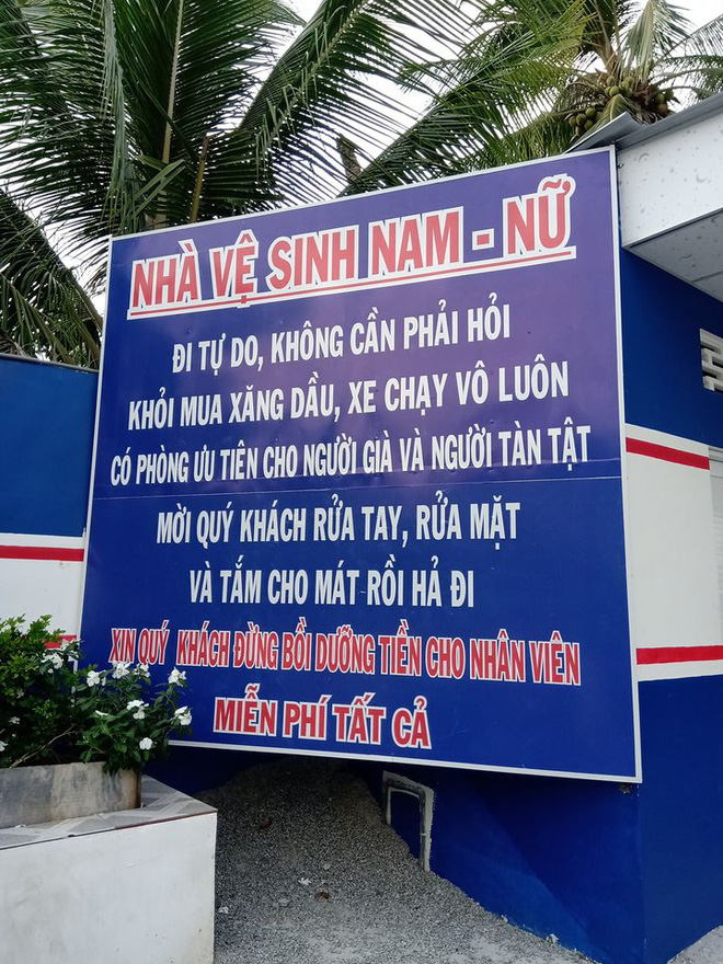 Tấm biển mời đi vệ sinh, vào tắm miễn phí không cần hỏi, câu dặn cuối gây chú ý đặc biệt - Ảnh 1.