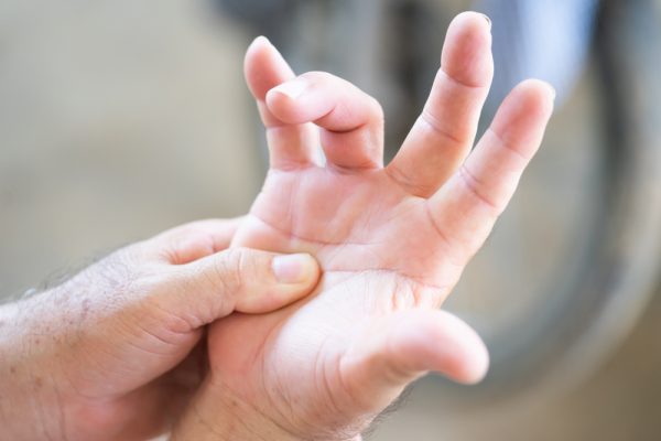 Những người hay đau ốm, trữ mầm bệnh trong người thường xuất hiện 5 dấu hiệu “rõ như ban ngày” trên bàn tay: Dù có chỉ một cũng phải đi khám ngay - Ảnh 2.