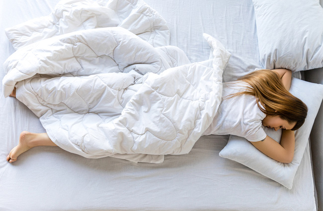 Nghiên cứu mới đây đã chỉ ra ngủ ít hay ngủ nhiều đều có hại cho sức khỏe não - Ảnh 2.