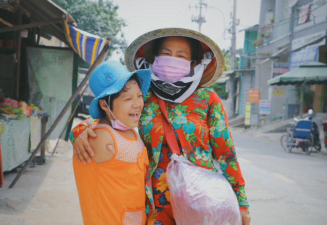 Nghẹn lòng trước câu nói của cô bé chim cánh cụt ở Sài Gòn - Ảnh 7.