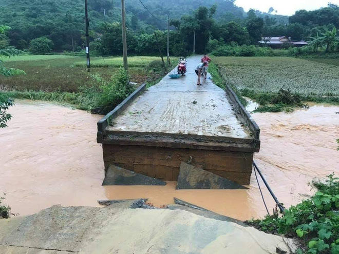 Lào Cai mưa lớn kỷ lục 63 năm qua gây ngập lụt cuốn trôi nhà dân, bé 3 tuổi tử vong - Ảnh 4.