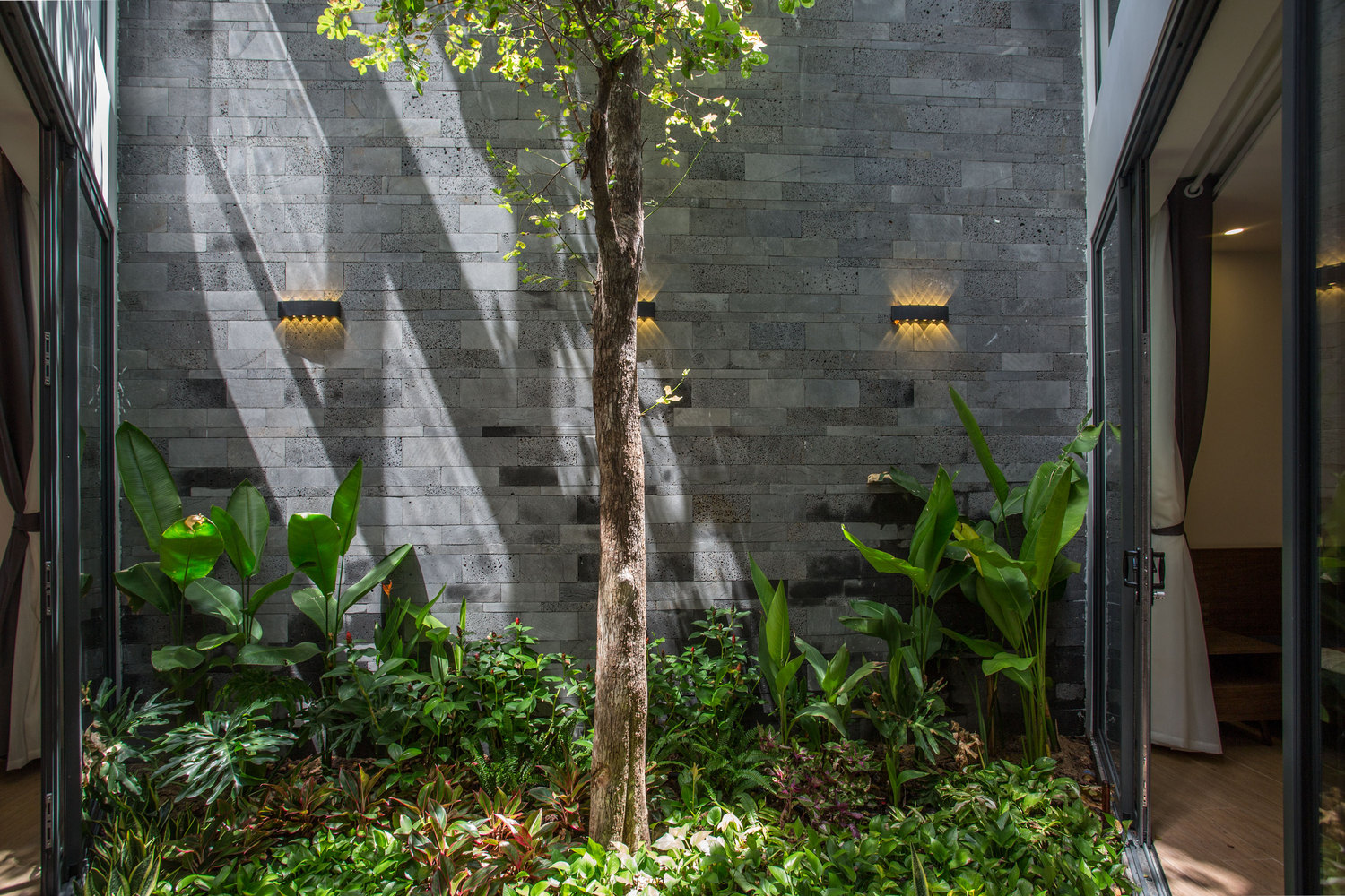 Nhà ống dành cho 5 thành viên ở Hội An gần gũi với thiên nhiên nhờ mảnh vườn thiết kế hình tam giác - Ảnh 16.