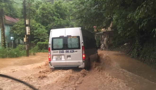 Lào Cai mưa lớn kỷ lục 63 năm qua gây ngập lụt cuốn trôi nhà dân, bé 3 tuổi tử vong - Ảnh 5.