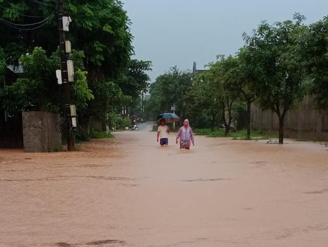 Lào Cai mưa lớn kỷ lục 63 năm qua gây ngập lụt cuốn trôi nhà dân, bé 3 tuổi tử vong - Ảnh 11.