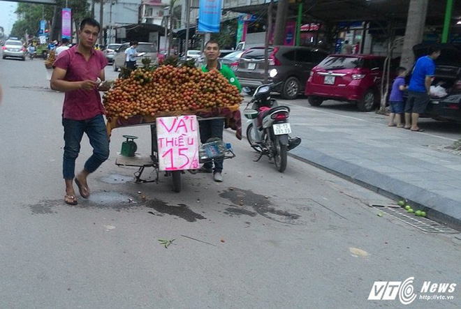 “Lừa tình” hơn cả ảnh mạng chính là những tấm bảng giá treo đầy từ ngoài đường vào trong siêu thị, tinh mắt lắm mới nhận ra mánh khoé - Ảnh 7.