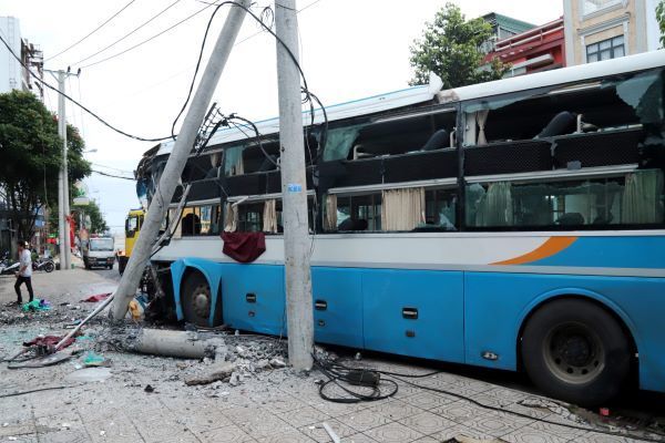 Lâm Đồng: Xe khách tông gãy cột điện, dập nát phần đầu - Ảnh 1.