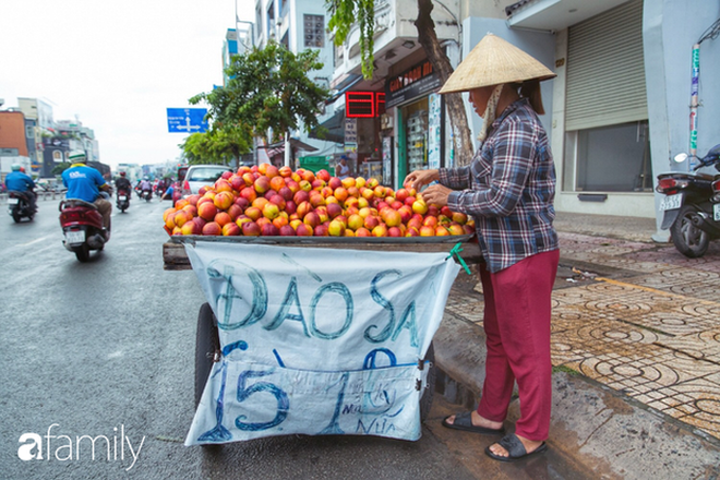 “Lừa tình” hơn cả ảnh mạng chính là những tấm bảng giá treo đầy từ ngoài đường vào trong siêu thị, tinh mắt lắm mới nhận ra mánh khoé - Ảnh 12.