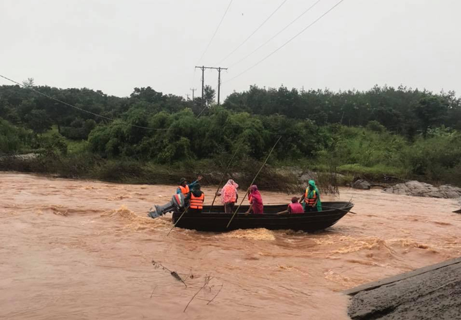 Đón con đi học về, 2 cha con bị lũ cuốn mất tích khi qua ngầm tràn - Ảnh 1.