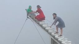Dân mạng phẫn nộ trước clip người thân để em bé ngồi một mình nguy hiểm trên đỉnh cao nhất nấc thang lên thiên đường ở Sa Pa, bên dưới là vực thẳm mờ sương đáng sợ vô cùng